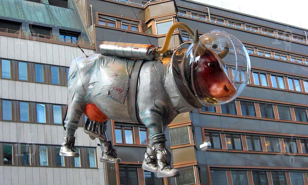 Скульптура Корова в скафандре